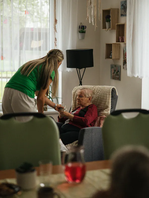 介護施設で高齢者をケアするスタッフ