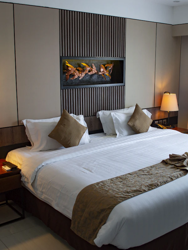 清潔なホテル客室のベッドメイキング