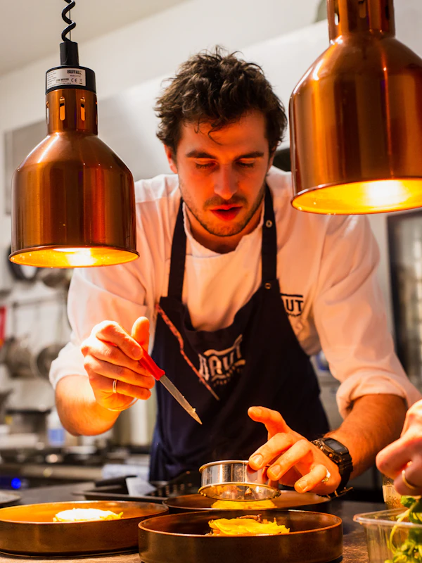 厨房で食材を仕込む調理スタッフ